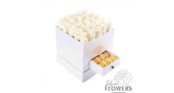 Beyaz Kare Kutu Beyaz Gül ve Makaron